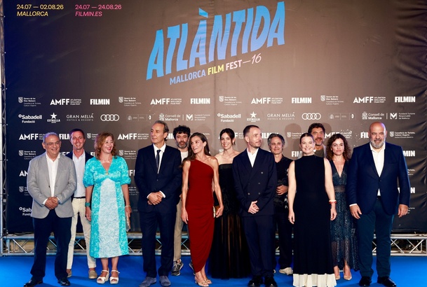 Su Majestad la Reina junto a las autoridades y representantes institucionales