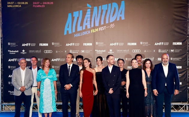 Su Majestad la Reina junto a las autoridades y representantes institucionales