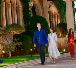 Sus Majestades los Reyes, Sus Altezas Reales la Princesa de Asturias y la Infanta Doña Sofía, y Su Majestad la Reina Doña Sofía momentos antes de la r