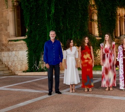 La Familia Real momentos antes del saludo a la representaciónn de la sociedad balear asistente a la recepción