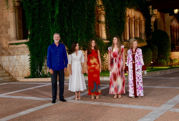 La Familia Real momentos antes del saludo a la representaciónn de la sociedad balear asistente a la recepción