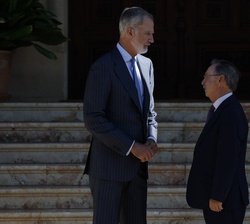 Su Majestad el Rey conversa el presidente de la Ciudad Autónoma de Ceuta, Juan Jesús Vivas