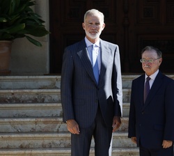Su Majestad el Rey con el presidente de la Ciudad Autónoma de Ceuta, Juan Jesús Vivas