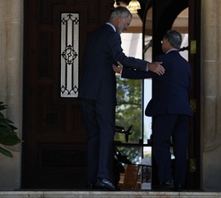 Su Majestad el Rey y el presidente de la Ciudad Autónoma de Ceuta, Juan Jesús Vivas acceden al interior del Palacio de Marivent 