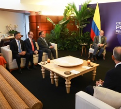 Su Majestad el Rey durante su encuentro con el Presidente electo de la República de Colombia, Abelardo de la Espriella