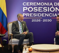Su Majestad el Rey conversa con el Presidente electo de la República de Colombia, Abelardo de la Espriella