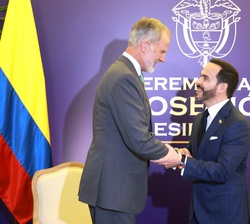 Su Majestad el Rey saluda al Presidente electo de la República de Colombia, Abelardo de la Espriella