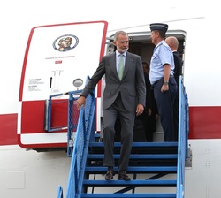 Su Majestad el Rey a su llegada al Aeropuerto Internacional Alfonso Bonilla Aragón