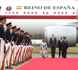 Su Majestad el Rey a su llegada al Aeropuerto Internacional Alfonso Bonilla Aragón