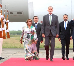 Su Majestad el Rey en el cordón de Honor, a su llegada al Aeropuerto Internacional Alfonso Bonilla Aragón