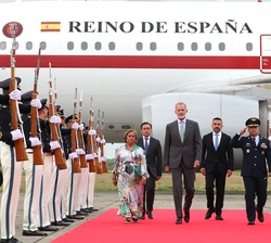 Su Majestad el Rey en el cordón de Honor, a su llegada al Aeropuerto Internacional Alfonso Bonilla Aragón