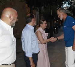 Su Majestad el Rey recibido por la presidenta de las Illes Balears, Margalida Prohens, a su llegada al Palacio Real de La Almudaina para la entrega de