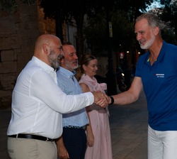 Su Majestad el Rey recibido por el alcalde de Palma, Jaime Martínez, a su llegada al Palacio Real de La Almudaina para la entrega de trofeos de la &qu