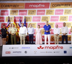 Don Felipe ocupa su lugar en el escenario al inicio del acto de entrega de trofeos de la "44ª Copa del Rey de Vela"