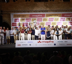 Fotografía de grupo de Su Majestad el Reya junto a los armadores y patrones de las embarcaciones ganadoras de la "44ª Copa del Rey de Vela"