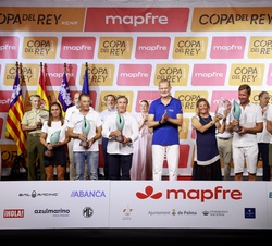 Don Felipe junto a los armadores y patrones ganadores de la "44ª Copa del Rey de Vela"
