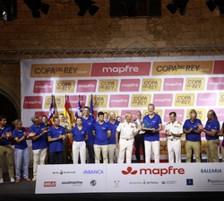 Don Felipe recibe el trofeo de segundo clasificado en la categoría Abanca ORC 0, logrado por el “HISPANIA”