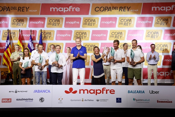 Don Felipe junto a los armadores y patrones ganadores de la "44ª Copa del Rey de Vela"
