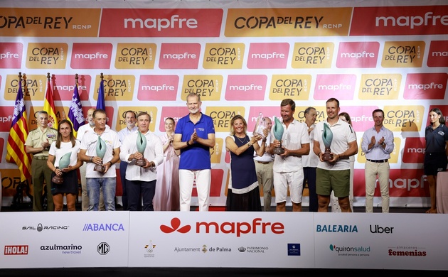 Don Felipe junto a los armadores y patrones ganadores de la "44ª Copa del Rey de Vela"