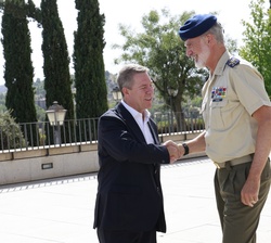 Su Majestad el Rey recibe el saludo del presidente de la Junta de Comunidades de Castilla-La Mancha, Emiliano García-Page Sánchez, a su llegada al Alc