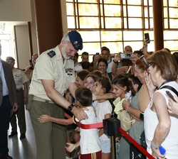 Don Felipe recibe el cariño de un grupo de niños que se encontraban en la entrada del Museo del Ejército 