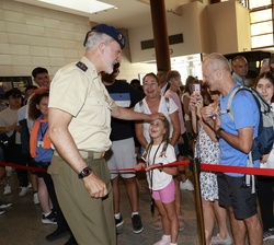 El Rey saluda a una niña que se encontraba en la entrada del Museo del Ejército 