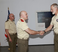 Su Majestad el Rey es saludado por el comisario de la exposición, teniente coronel Germán Segura García