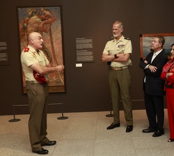 Don Felipe acompañado por las autoridades asistentes al acto recibe explicaciones del comisario de la exposición, teniente coronel Germán Segura Garcí