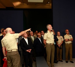El Rey observa una de las piezas expuesta en el Museo del Ejército