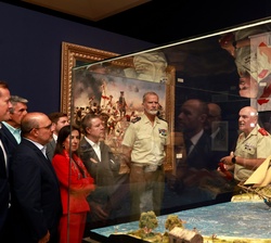 Su Majestad el Rey observa una de las piezas históricas expuestas en el Museo del Ejército