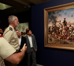 Don Felipe contempla uno de los cuadros expuestos en el Museo del Ejército