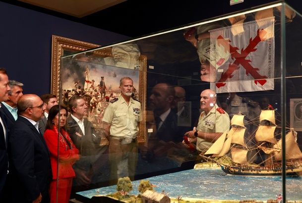 Su Majestad el Rey observa una de las piezas históricas expuestas en el Museo del Ejército
