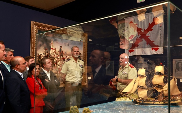 Su Majestad el Rey observa una de las piezas históricas expuestas en el Museo del Ejército
