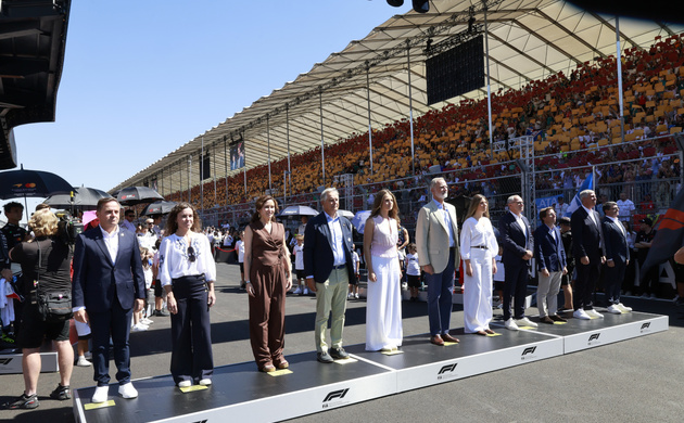 Su Majestad el Rey y Sus Altezas Reales la Princesa de Asturias y la Infanta Doña Sofía en el momento de la interpretación del Himno Nacional.