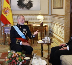 Don Felipe conversa con el embajador del Estado de Palestina, Fadi F. H. Elhusseini