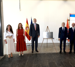 Fotografía de grupo junto a la placa conmemorativa de la rehabilitación de las instalaciones