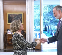 Su Majestad el Rey recibe el saludo de la presidenta de Prosegur, Helena Revoredo Delvecchio
