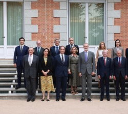 Fotografía de grupo de Su Majestad el Rey junto a los asistentes a la audiencia