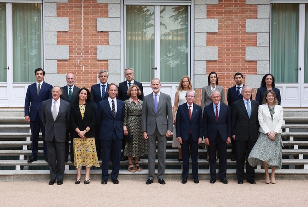 Fotografía de grupo de Su Majestad el Rey junto a los asistentes a la audiencia