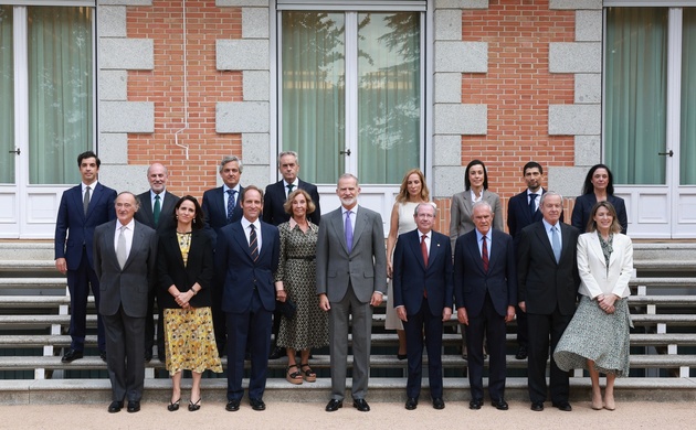 Fotografía de grupo de Su Majestad el Rey junto a los asistentes a la audiencia