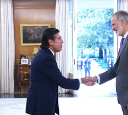 Don Felipe recibe el saludo del presidente de Sacyr, Manuel Manrique Cecilia