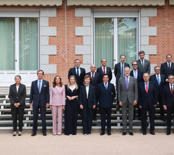 Fotografía de grupo de Su Majestad el Rey acompañado por los asistentes a la audiencia