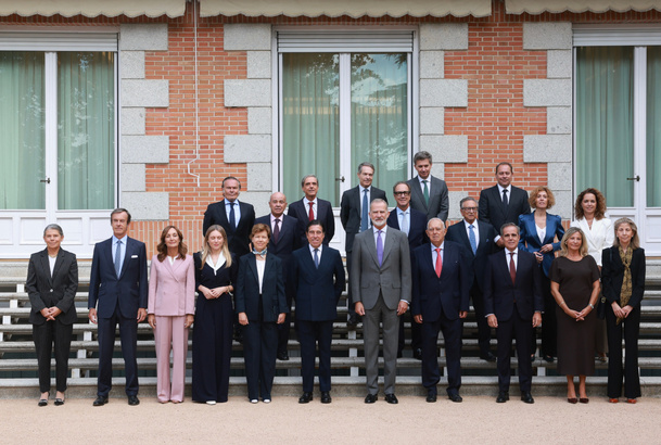 Fotografía de grupo de Su Majestad el Rey acompañado por los asistentes a la audiencia