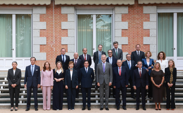 Fotografía de grupo de Su Majestad el Rey acompañado por los asistentes a la audiencia