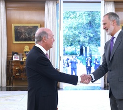 Su Majestad el Rey recibe el saludo del presidente en funciones del Real Colegio Libre de Eméritos, Jesús María Caínzos Fernández