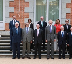 Fotografía de grupo de Don Felipe junto a los asistentes a la audiencia