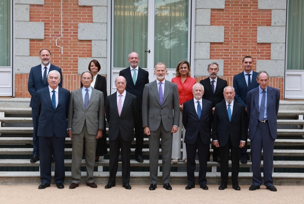 Fotografía de grupo de Don Felipe junto a los asistentes a la audiencia