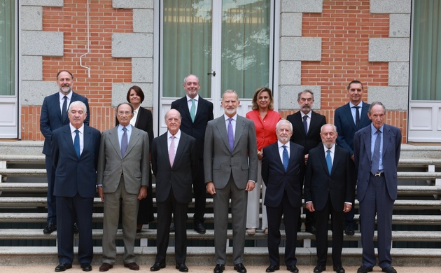 Fotografía de grupo de Don Felipe junto a los asistentes a la audiencia