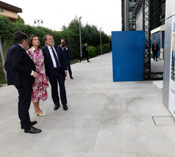 Doña Letizia observando las reproducciones de las portadas del suplemento semanal "A tu Salud".