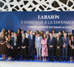 Su Majestad la Reina junto a organizadores y participantes en la II Homenaje a la Enfermería: jornada “Cuidar la mente es cuidar la vida”.